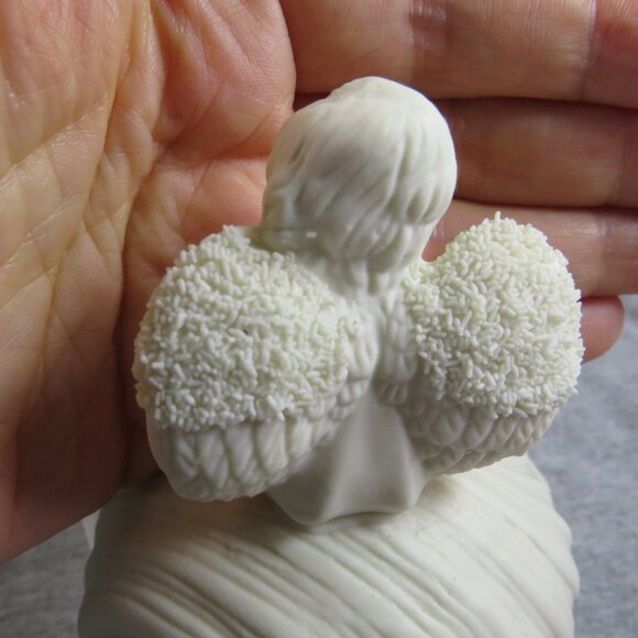 Ceramic Angel sitting on Sea Shell and metallic vase filler Lt. Blue 1lb 11oz - Picture 13 of 15
